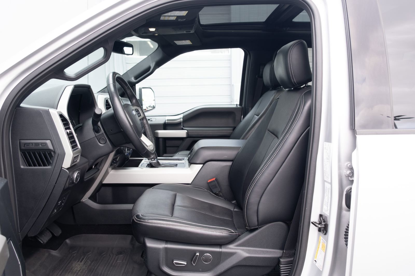 Used 2018  Ford Lariat image 12