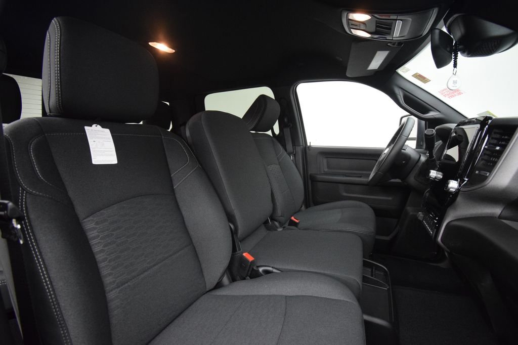 New 2026 Diamond Black Crystal Pearl-Coat Exterior Paint RAM Tradesman image 17