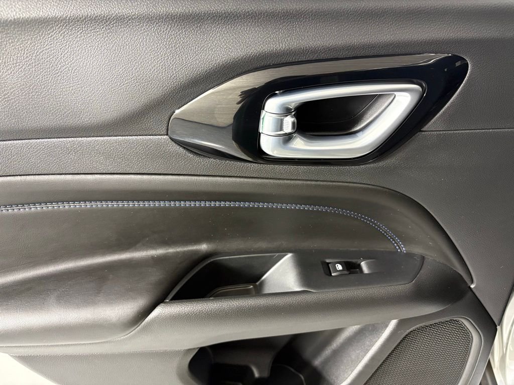 New 2026 Silver Zynith Metallic Clearcoat Jeep Latitude image 35