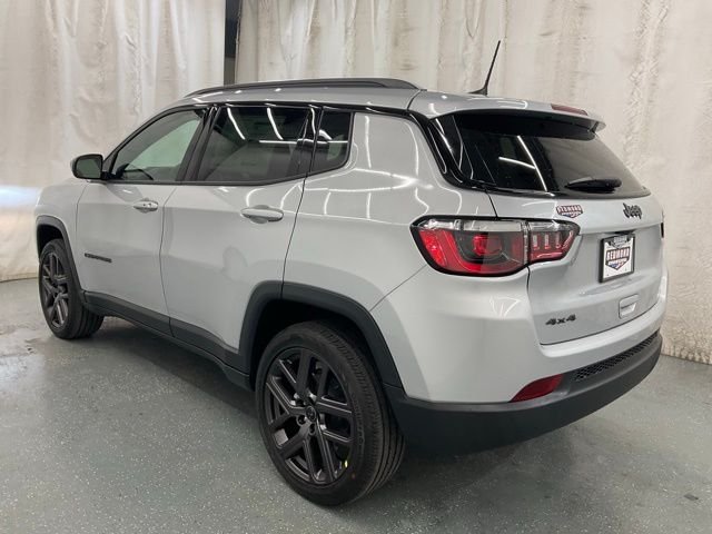New 2026 Silver Zynith Metallic Clearcoat Jeep Latitude image 5
