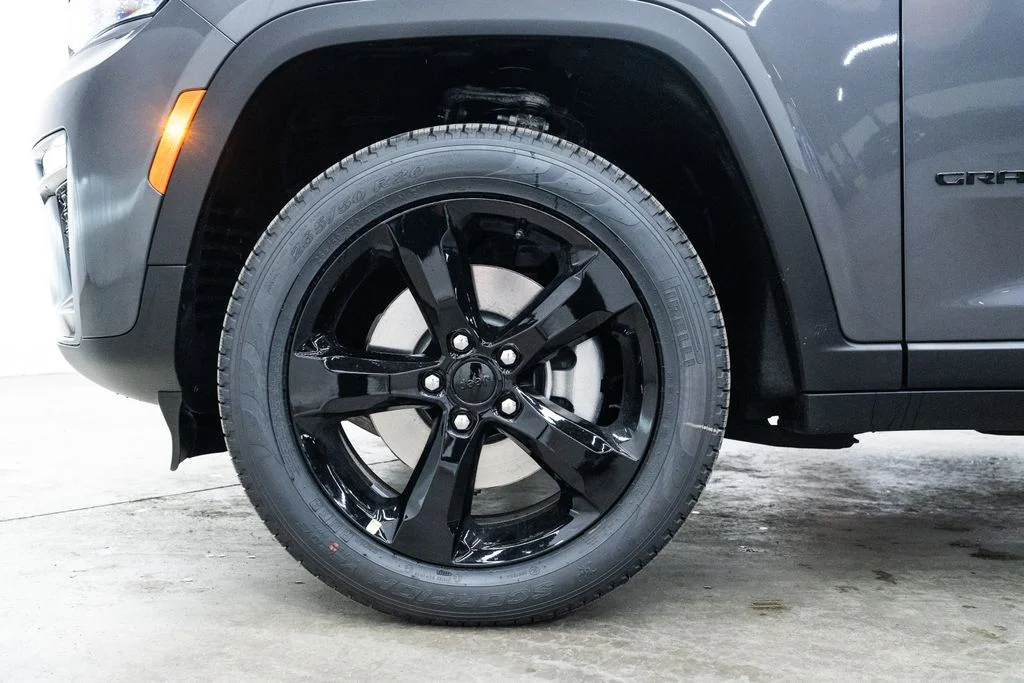 New 2026 Baltic Gray Metallic Clear-Coat Exterior Paint Jeep Limited image 7