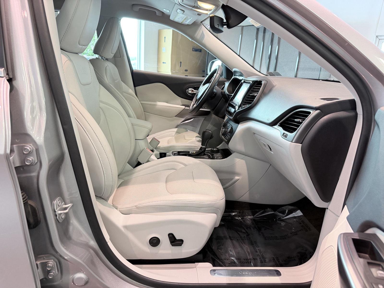Used 2019 Billet Silver Metallic Clearcoat Jeep Limited image 28