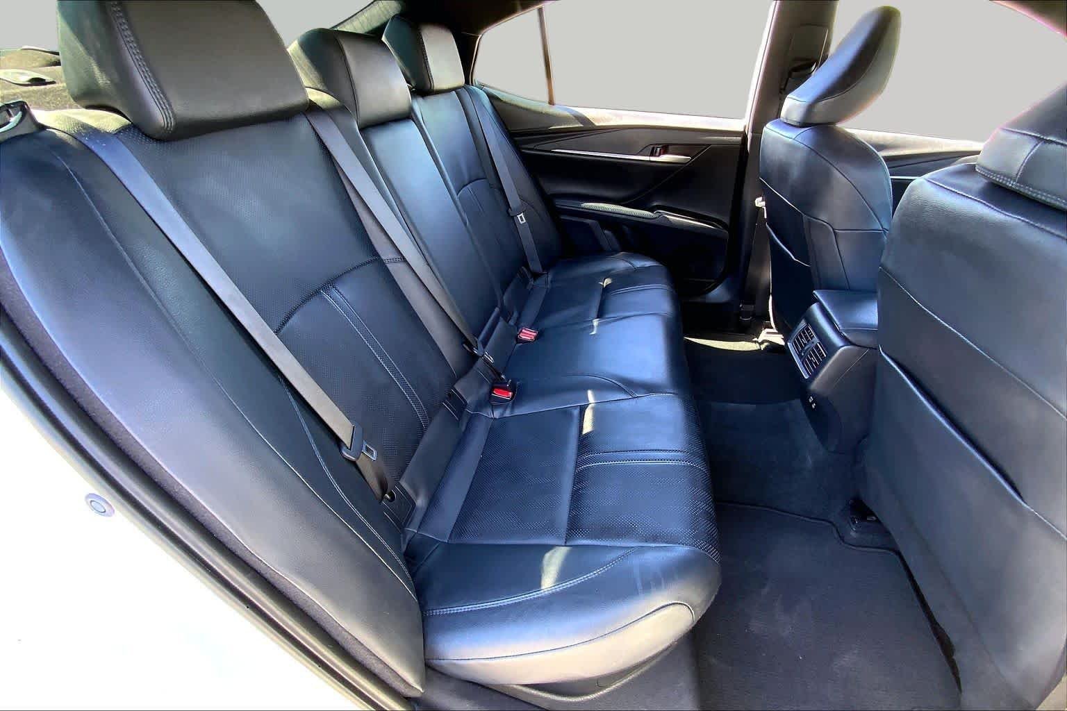 Used 2025 Wind Chill Pearl Toyota XSE image 19