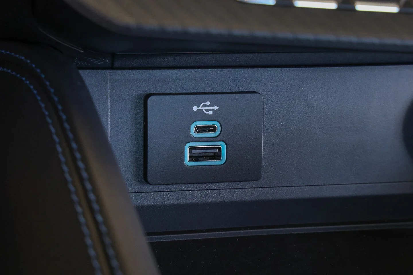 New 2026 Carbonized Gray Metallic Ford Dark Horse® Premium image 25