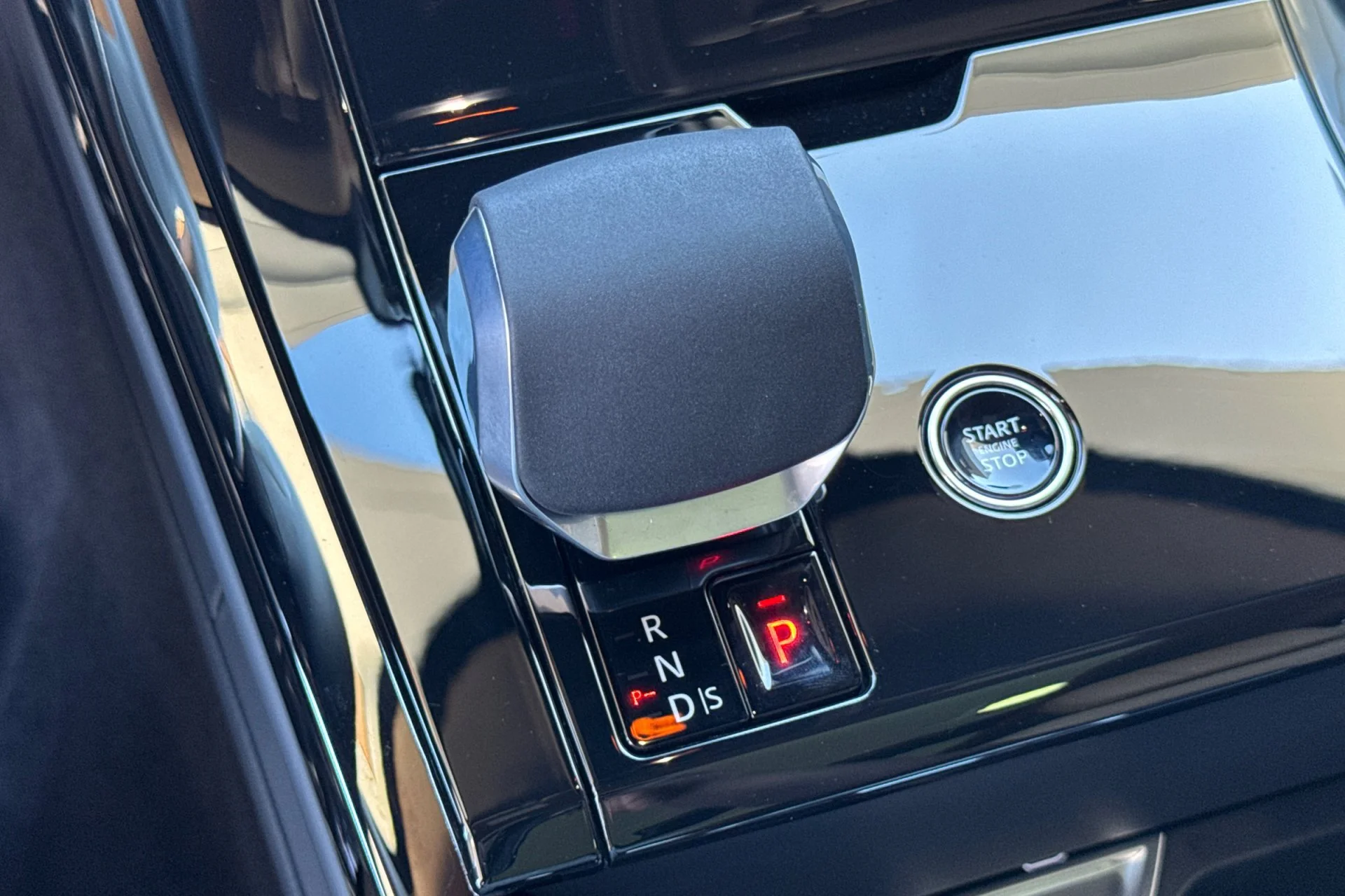 New 2026 British Racing Green Land Rover Dynamic SE image 23