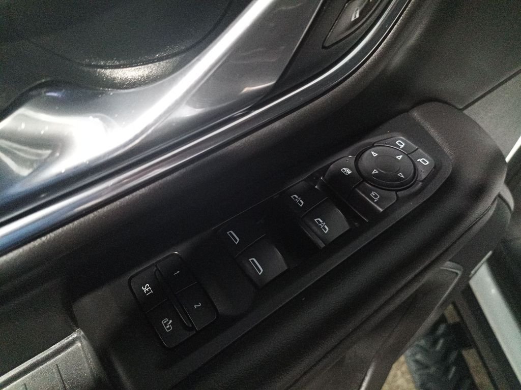 Used 2021 White Chevrolet Z71 image 11