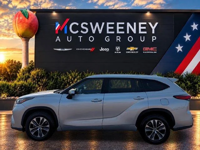 Used 2020 White Toyota XLE image 2