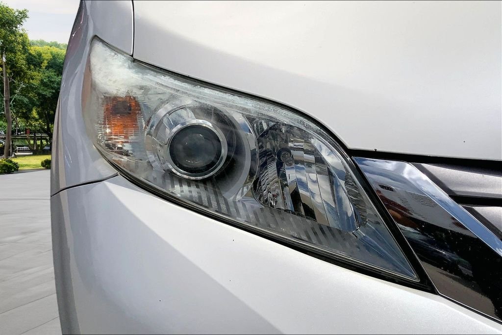 Used 2015 White Toyota XLE Premium image 32