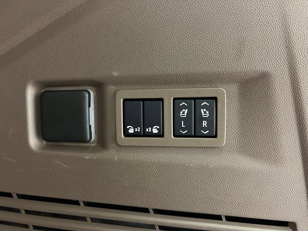Used 2024 White Frost Tricoat GMC Denali image 33