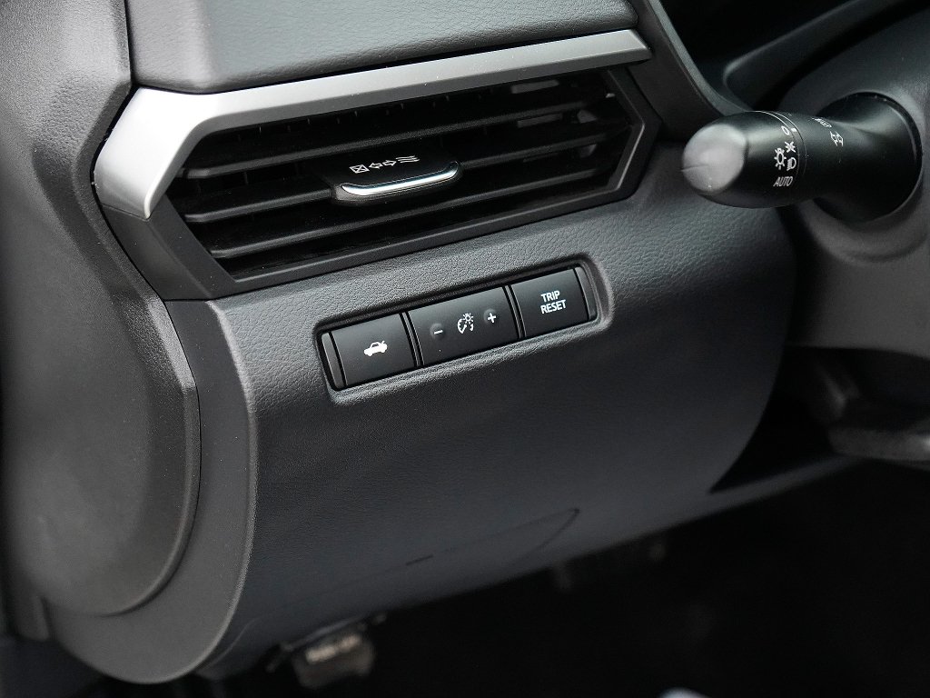 Used 2021 White Nissan 2.5 S image 19