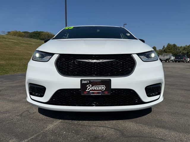 2026 Chrysler Pacifica photo 2