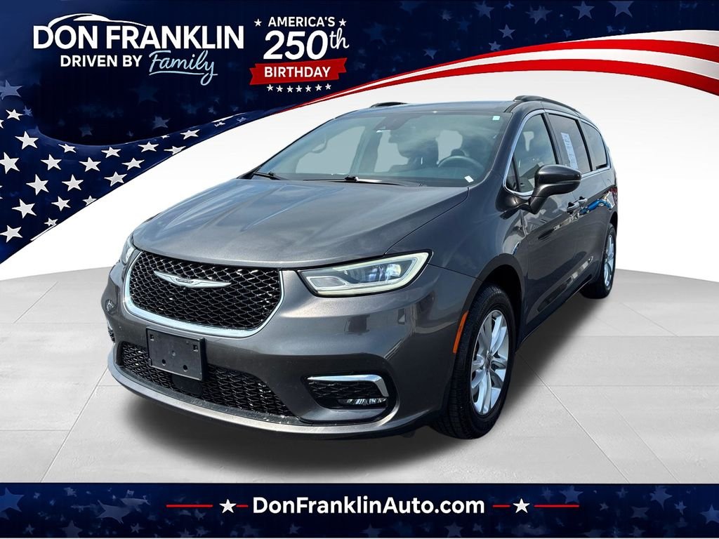 2022 Chrysler Pacifica Touring's photo
