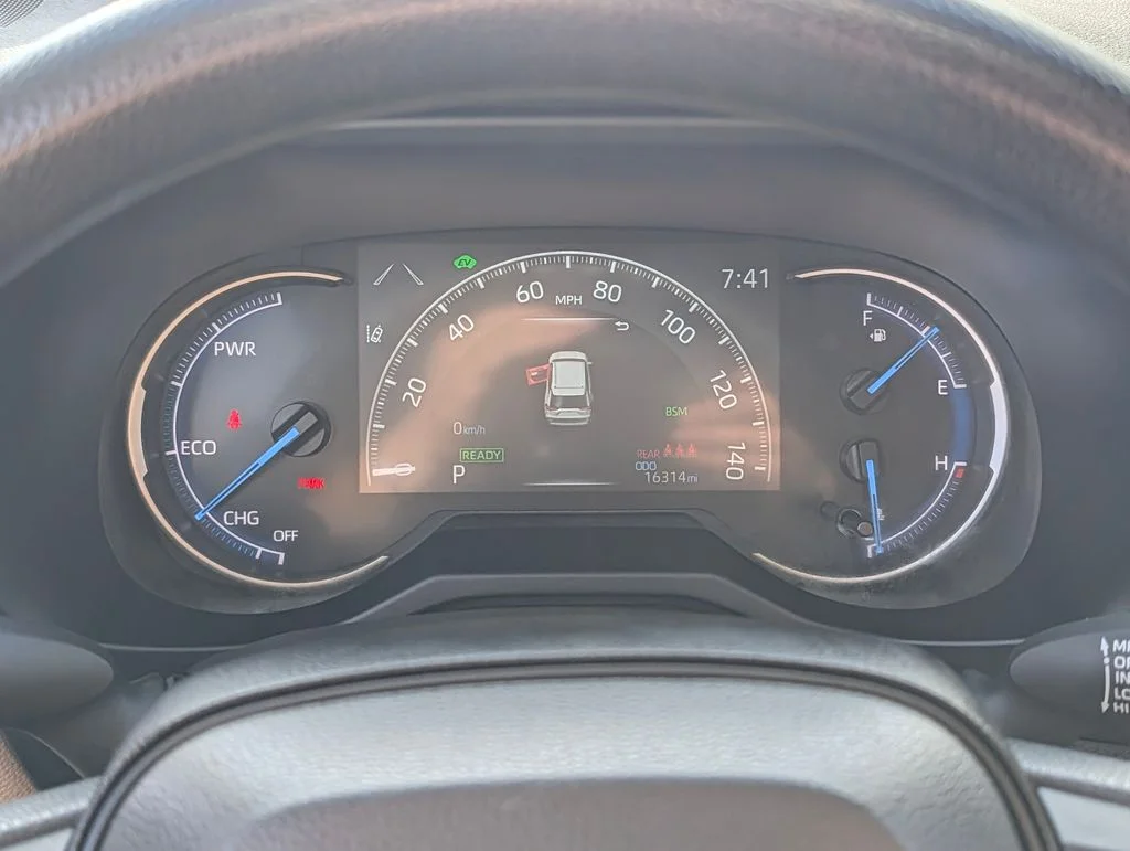 2025 Toyota RAV4 XLE - Photo 19