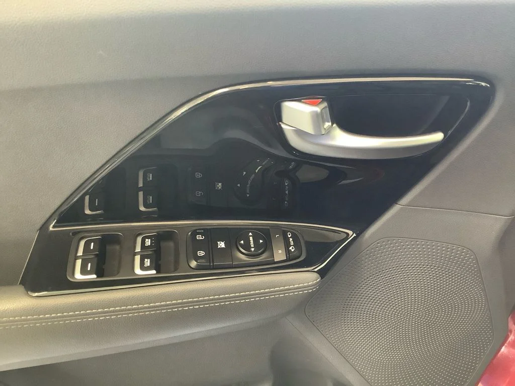 Used 2018 Red Kia EX image 12