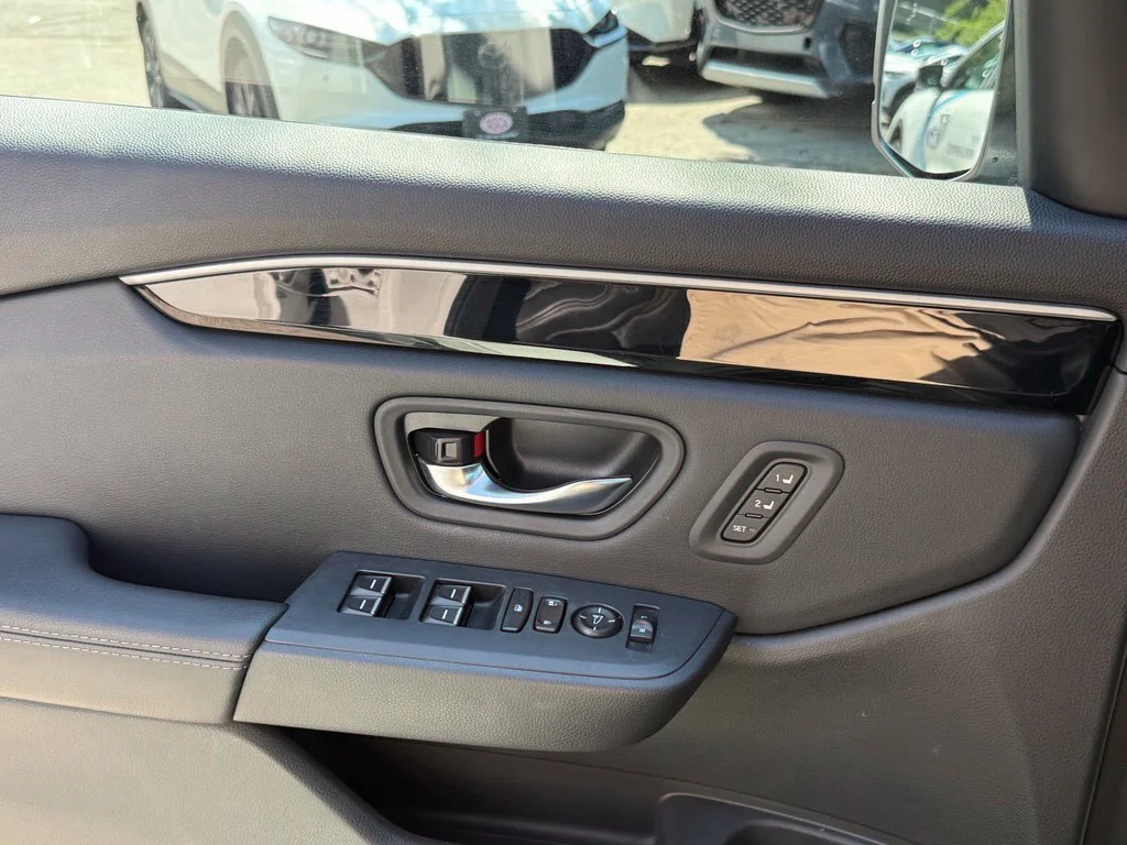 Used 2023 White Honda EX-L image 19