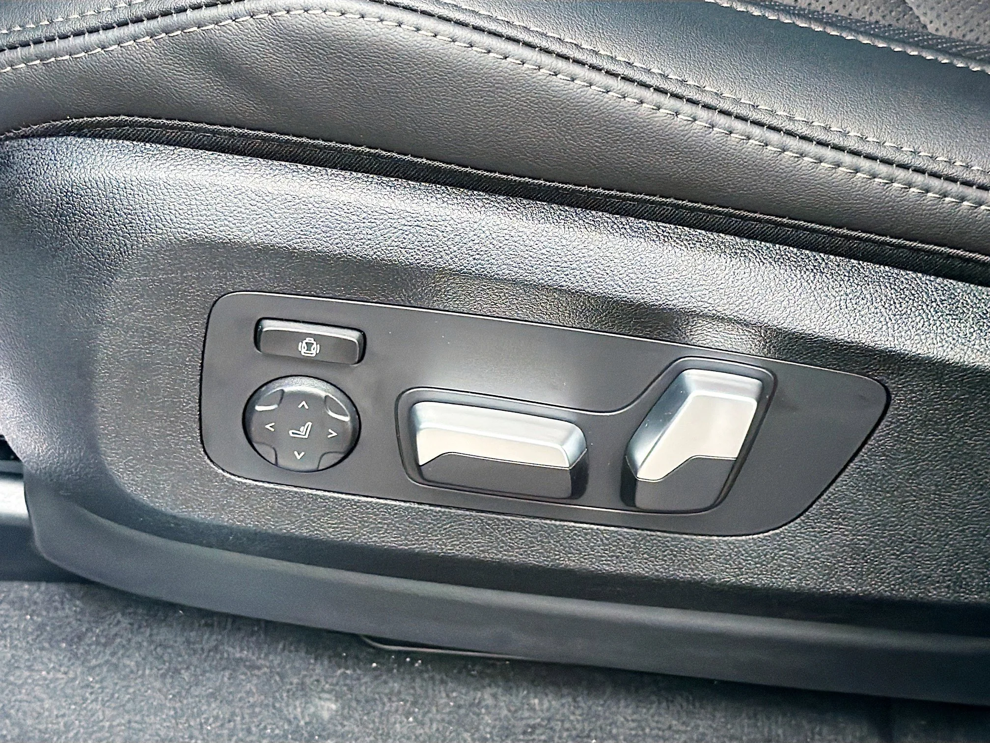 New 2026 Brooklyn Grey Metallic BMW sDrive40i image 24