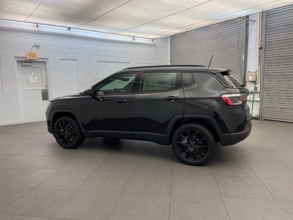New 2026 Diamond Black Crystal Pearlcoat Jeep Latitude image 5