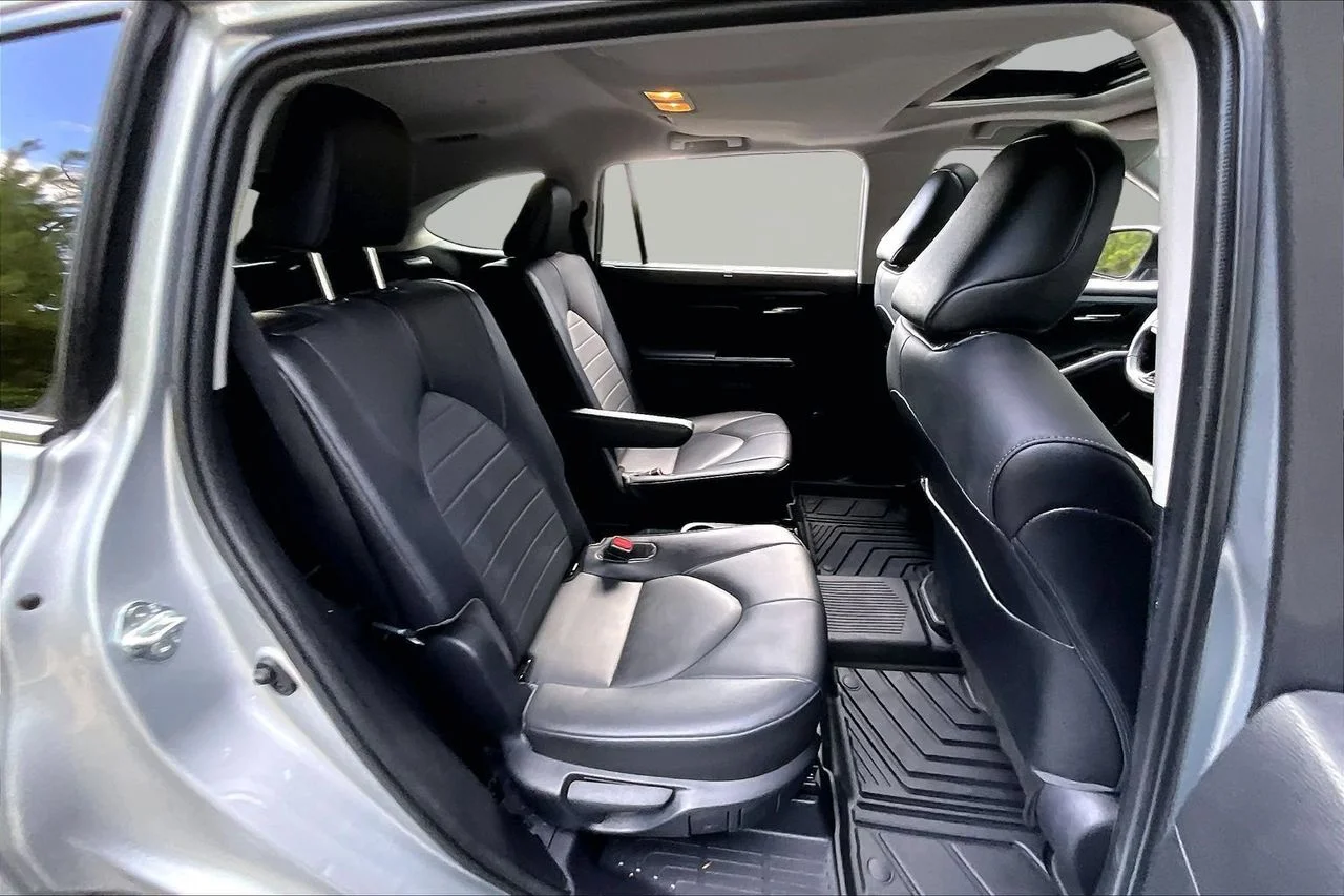 Used 2021 Silver Toyota XLE image 23