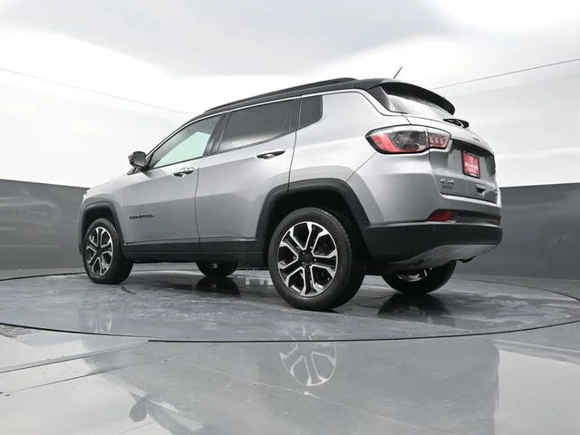 Used 2024  Jeep Limited image 34