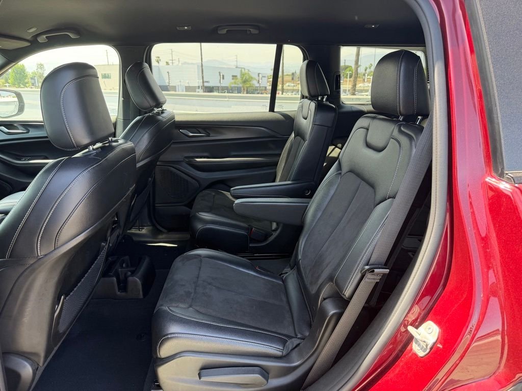 Used 2023 Velvet Jeep Altitude image 4