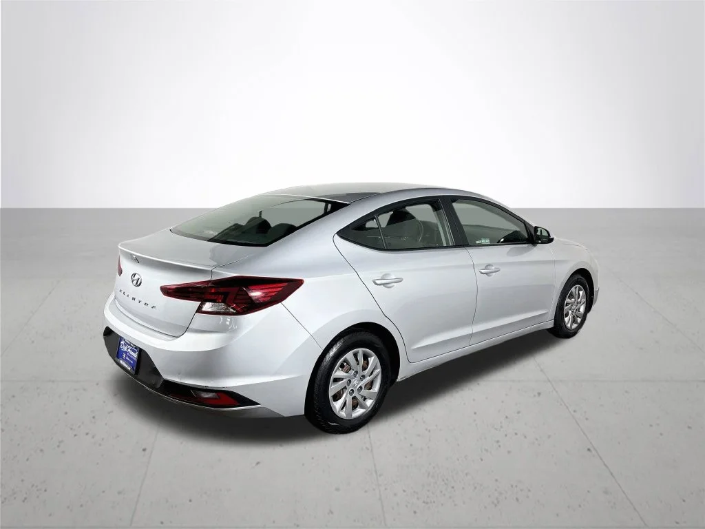 Used 2019 Silver Hyundai SE image 6