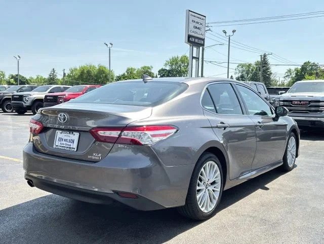 Used 2018 Gray Toyota XLE image 12