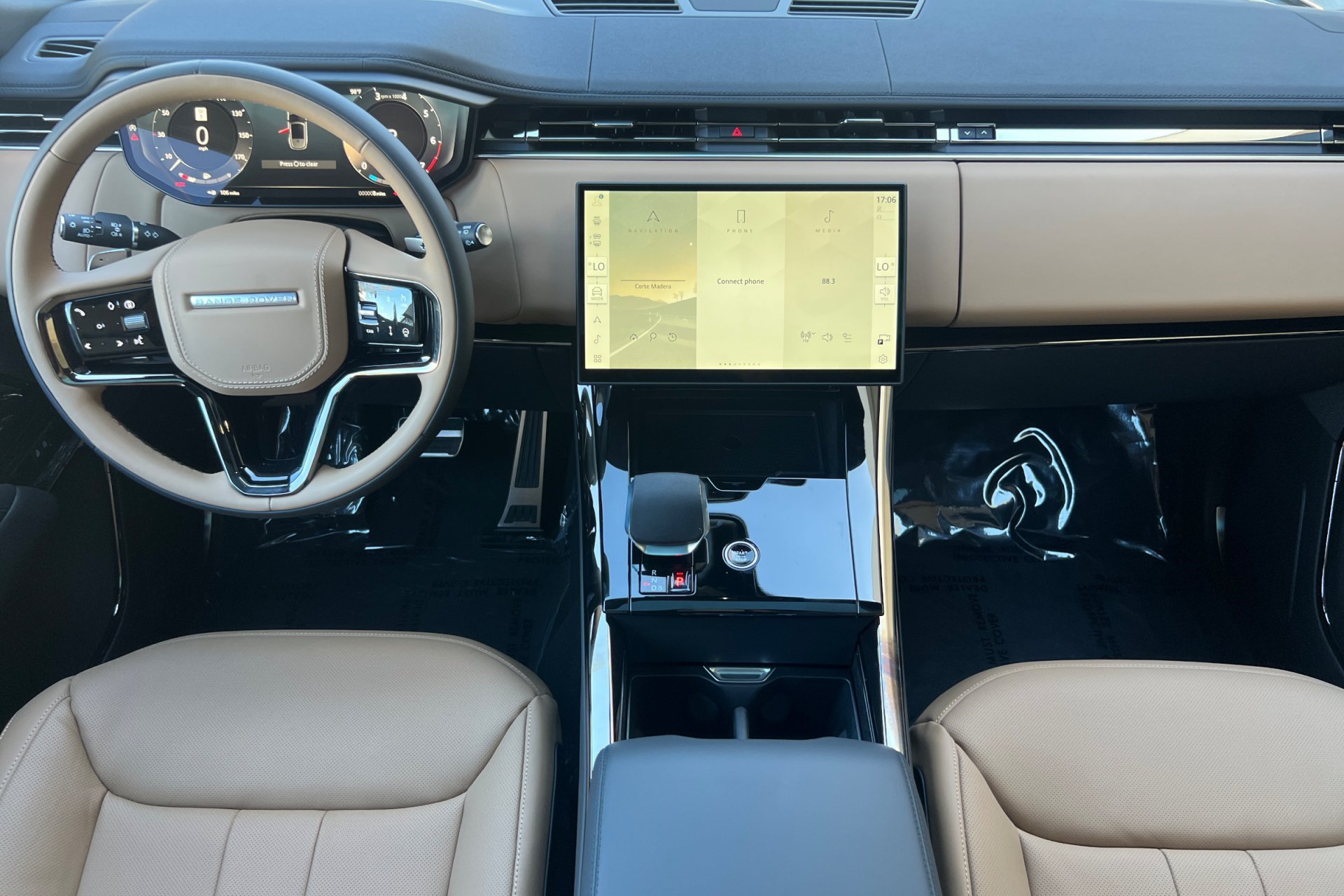 New 2026 Santorini Black Land Rover Dynamic SE image 3