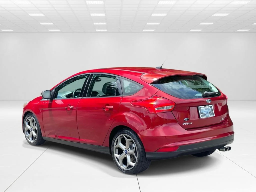 Used 2015 Red Ford SE image 4