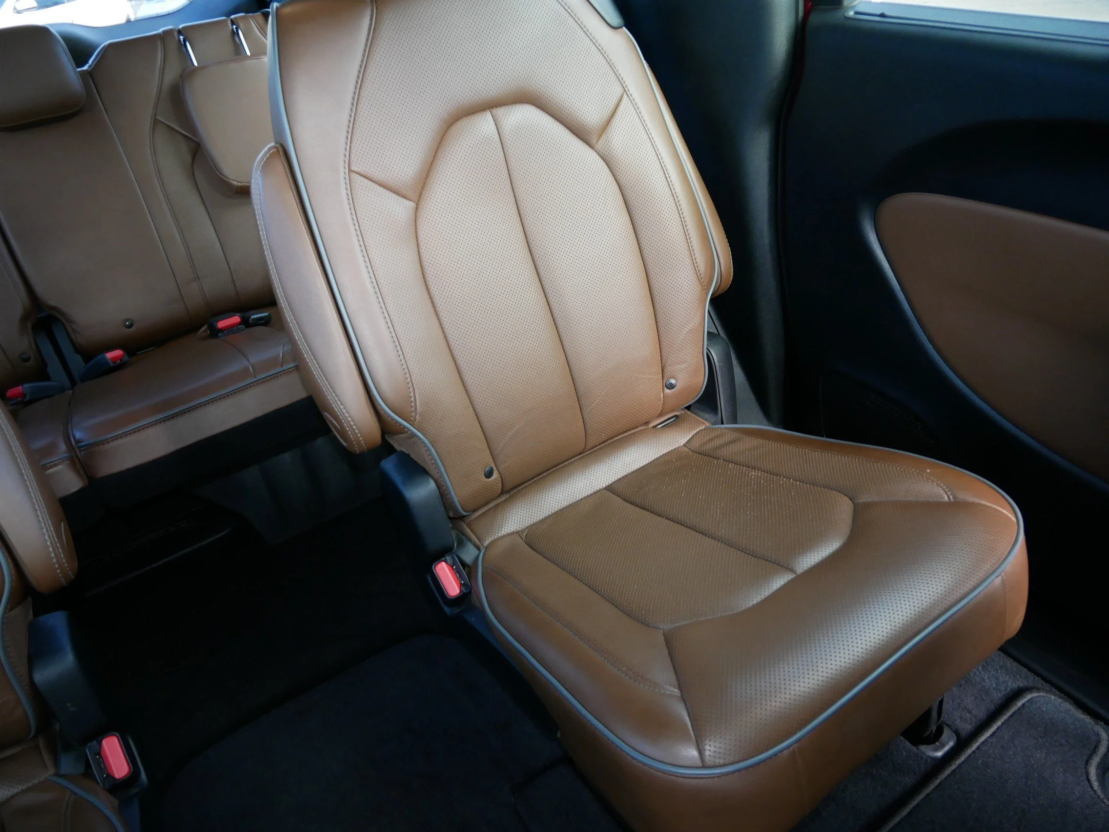 Used 2021 Velvet Red Pearlcoat Chrysler Limited image 14