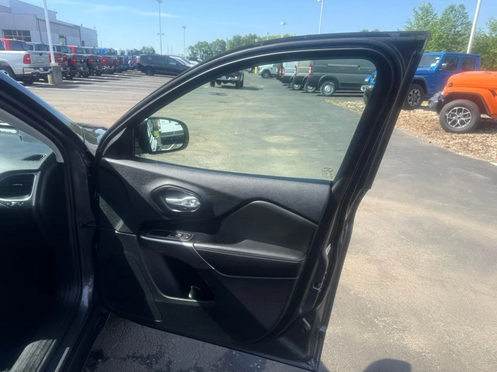 Used 2022 Gray Jeep Latitude Lux image 50