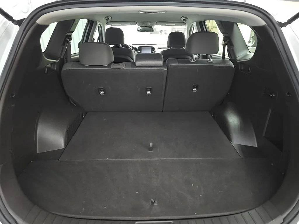 Used 2019 Silver Hyundai SE image 11