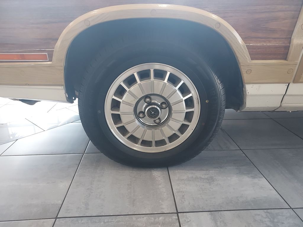 Used 1983 White Chrysler  image 10