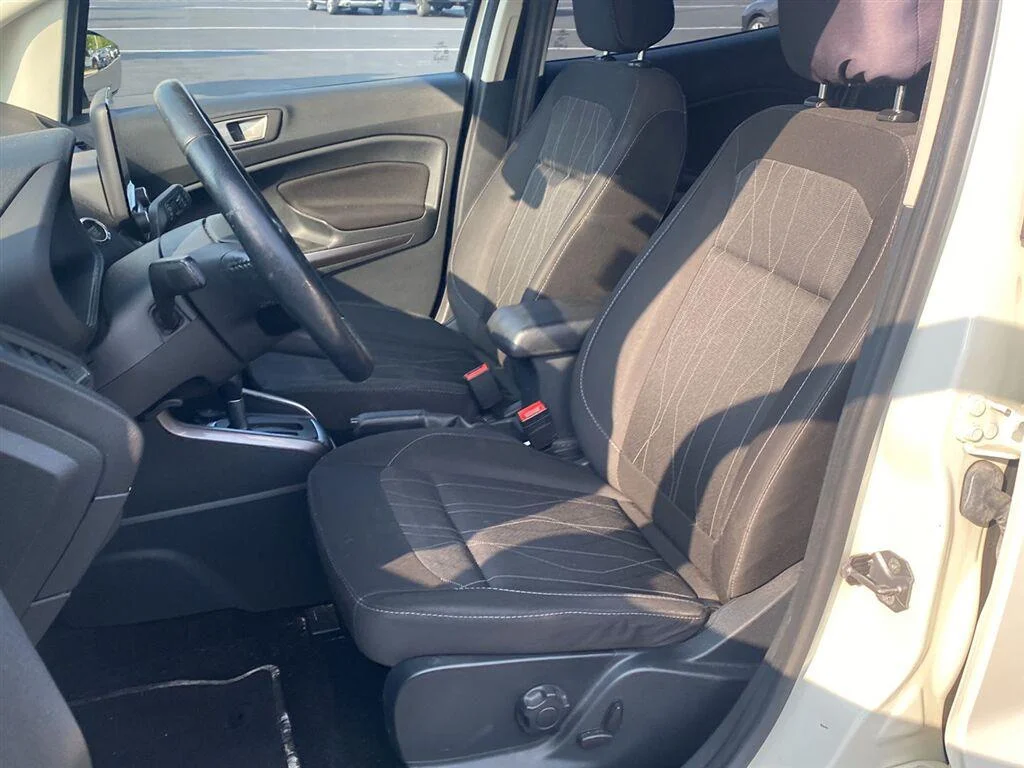 Used 2020 Diamond White Ford SE image 2