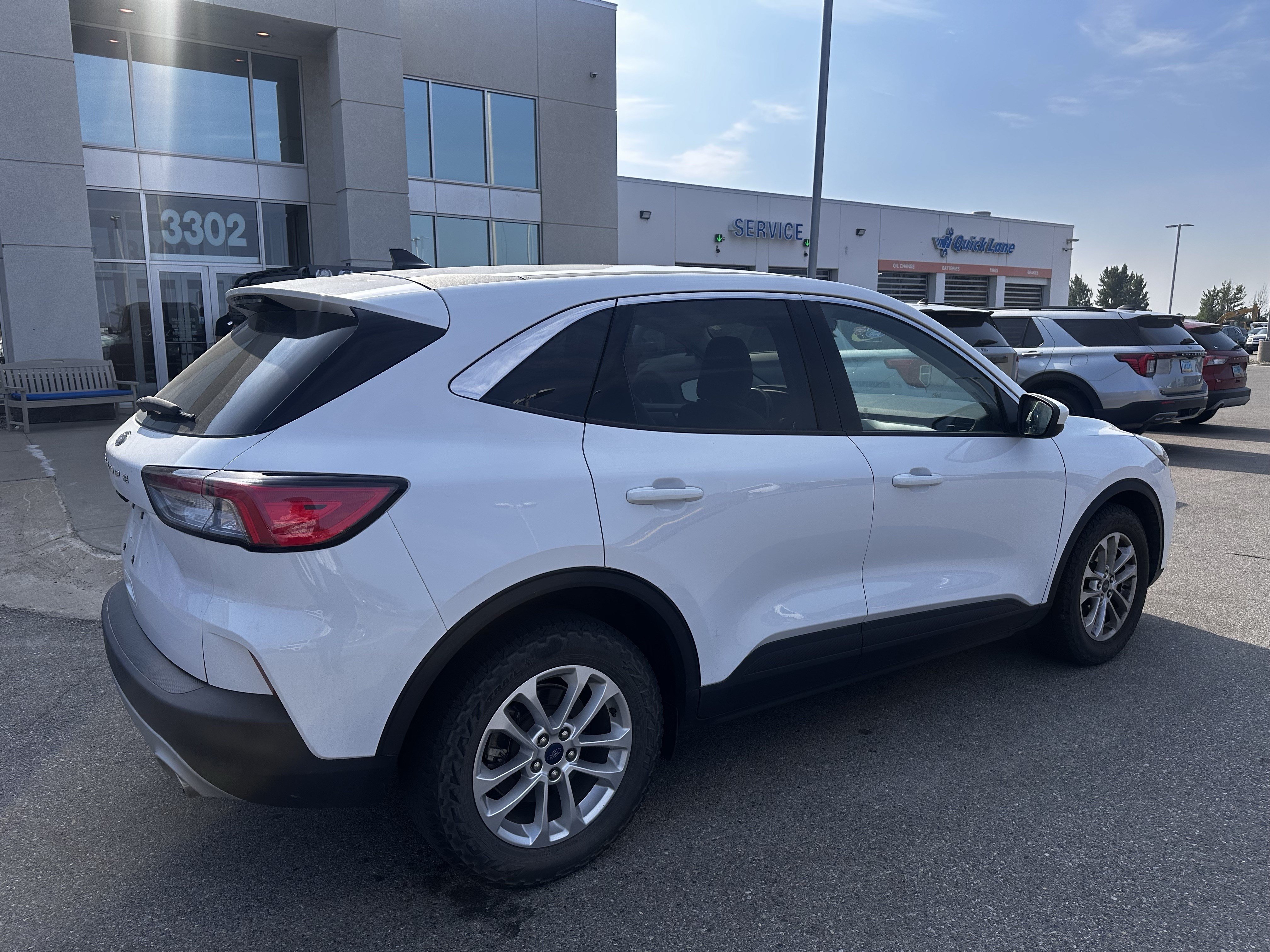 Used 2021 Oxford White Ford SE image 4