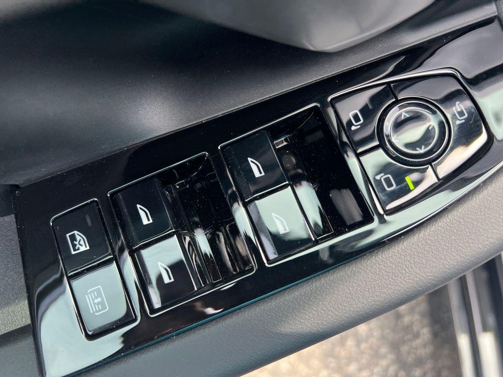 New 2027 Carbon Black Metallic BMW 550e xDrive image 5