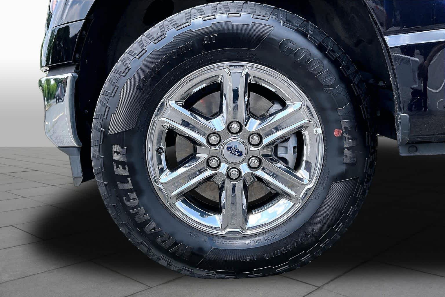 Used 2025 Agate Black Metallic Ford XLT image 10