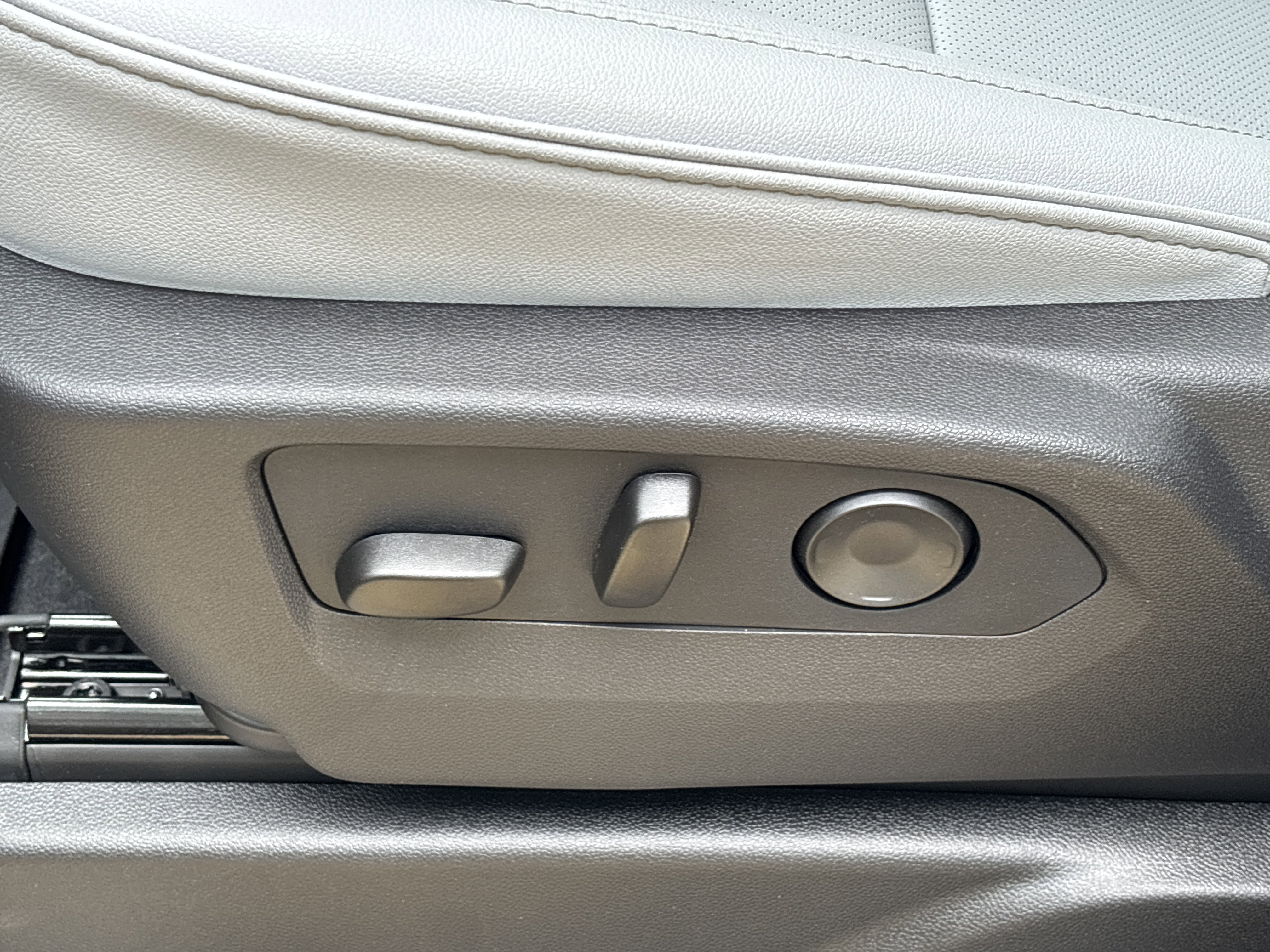 2025 Chevrolet Tahoe Premier - Photo 25