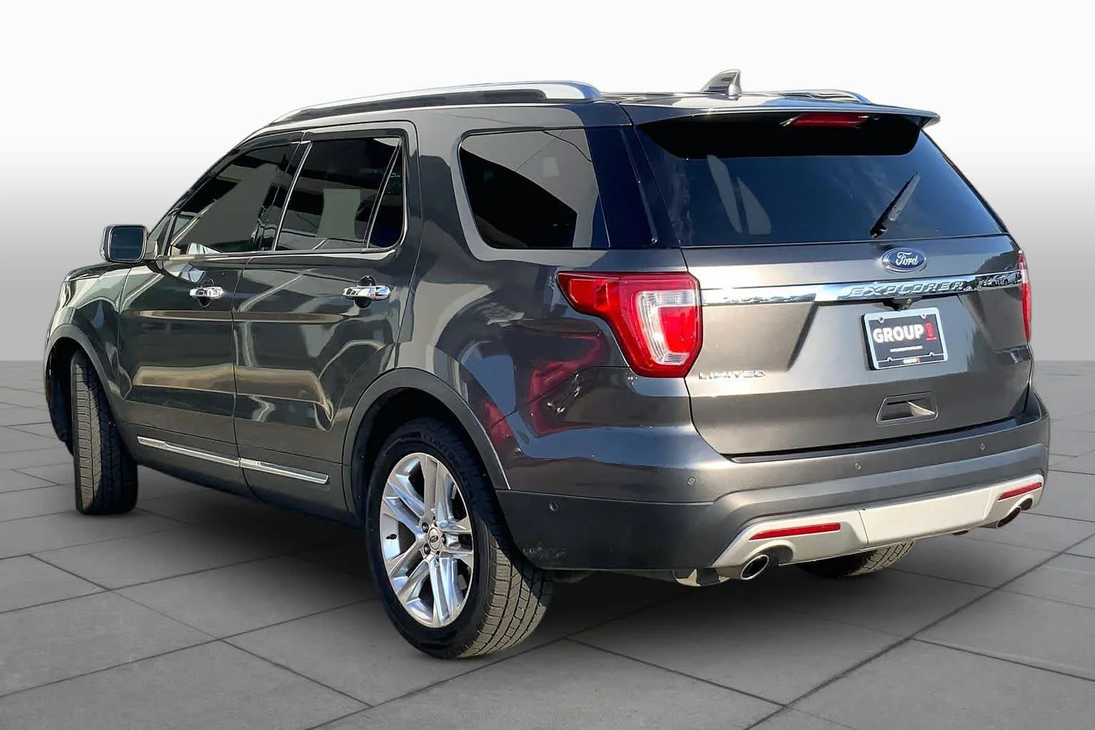 Used 2017 Magnetic Metallic Ford Limited image 10