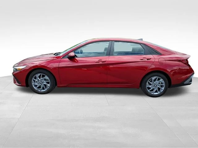 Used 2024 Red Hyundai SEL image 4