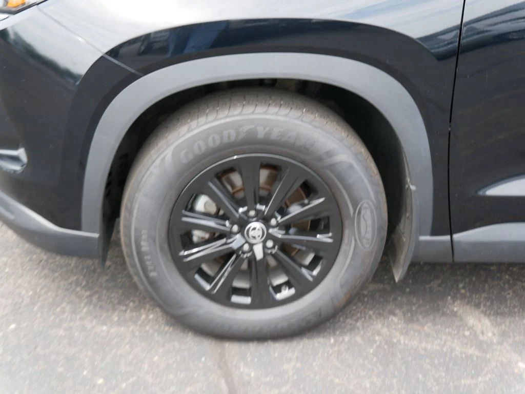 Used 2025  Toyota XLE image 10