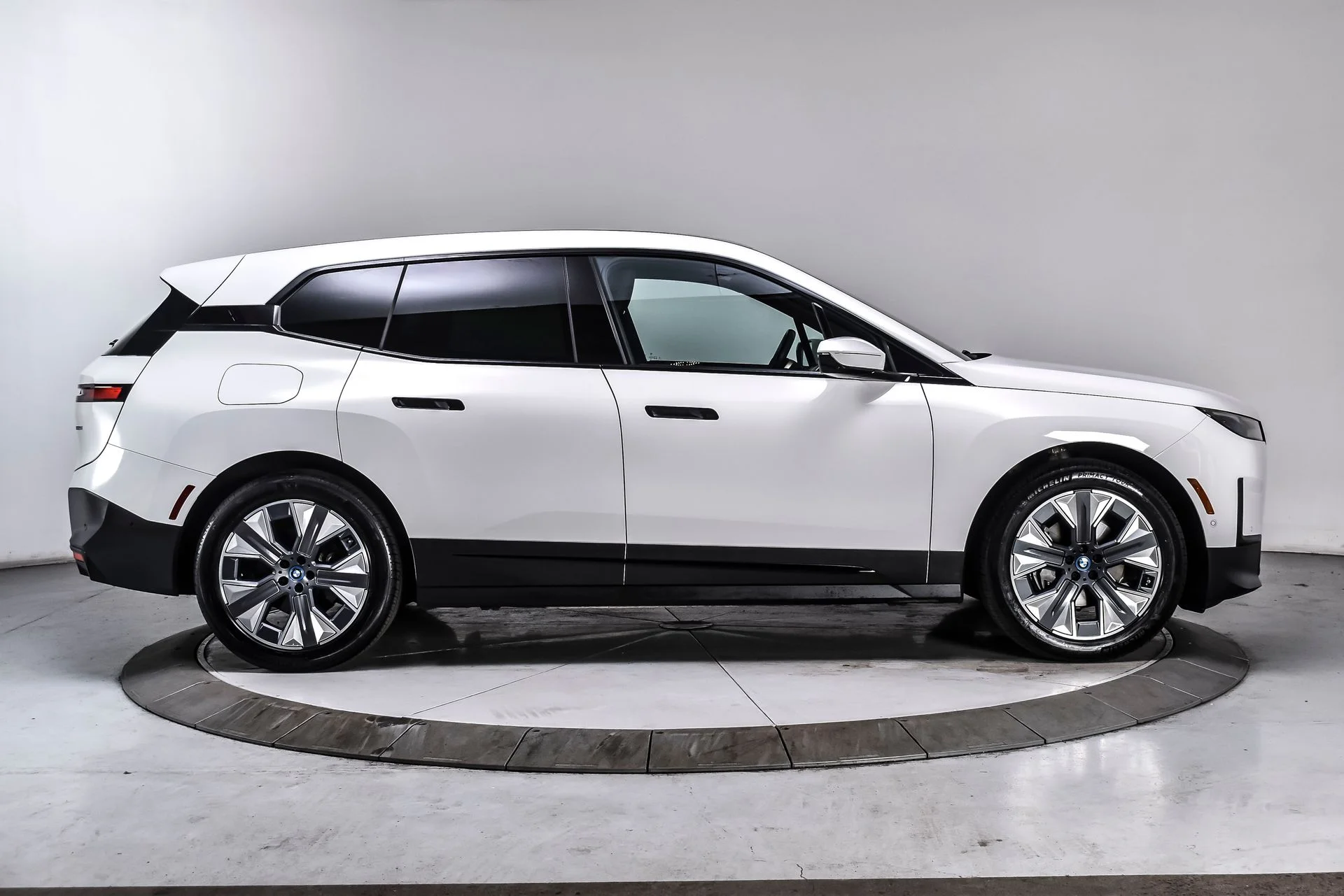 Used 2024 Alpine White BMW xDrive50 image 7