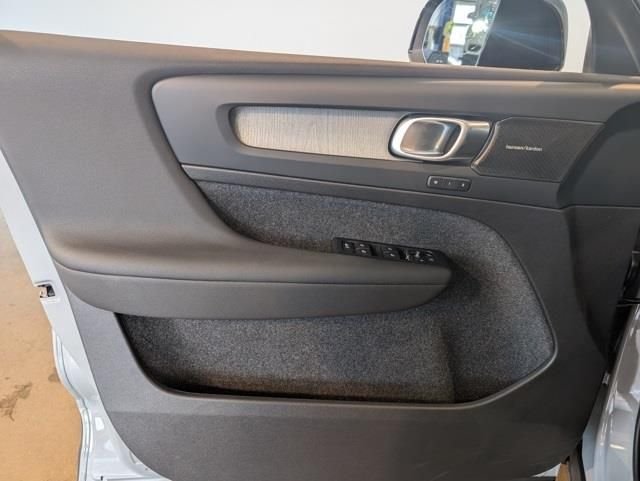 2026 Volvo XC40 Ultra - Photo 8