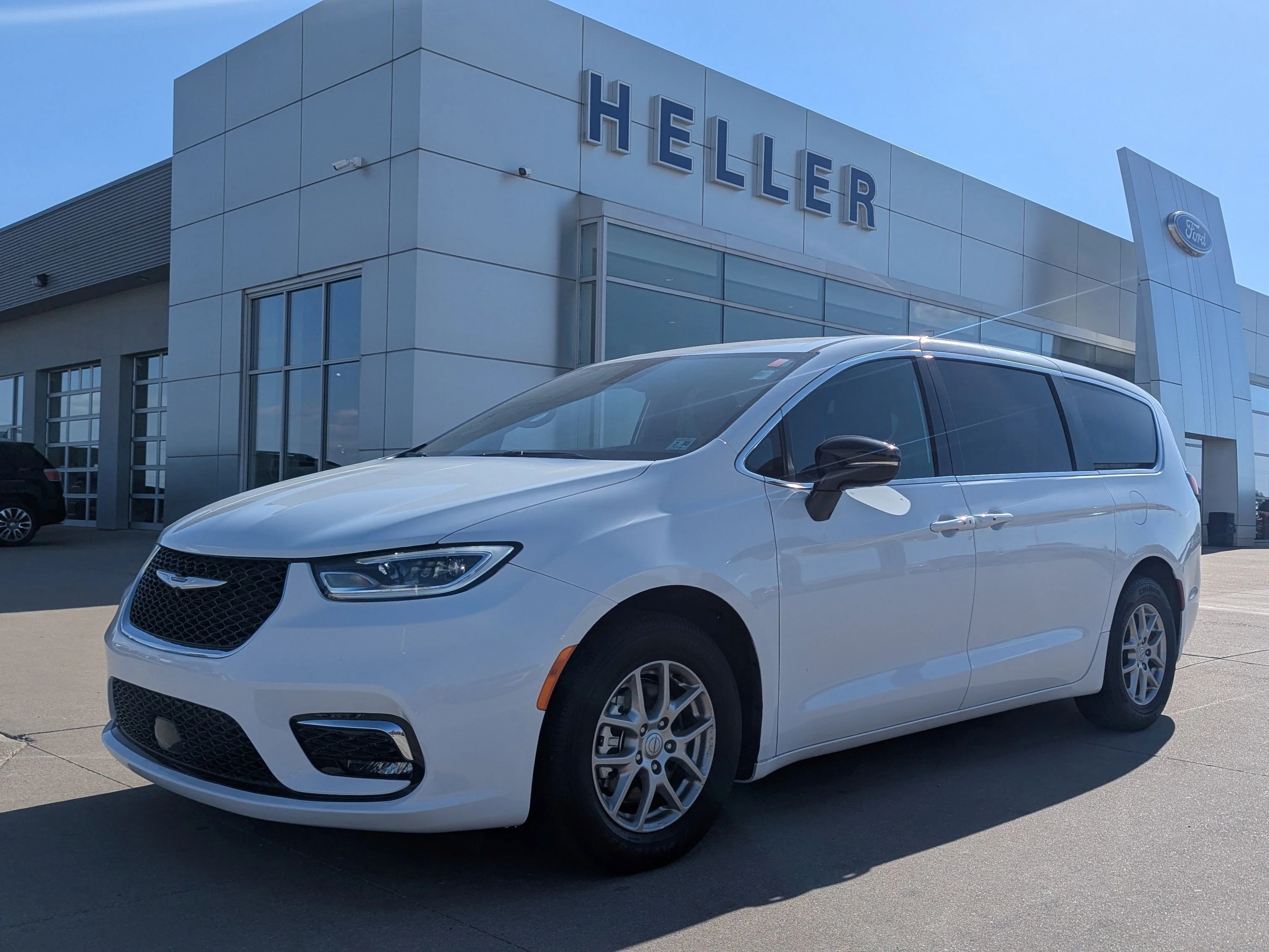 Used 2025 Bright White Clearcoat Chrysler Select image 3