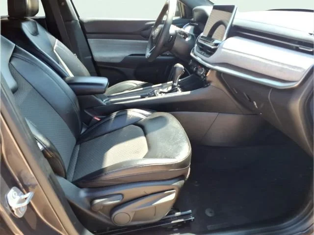 Used 2024  Jeep Latitude image 21