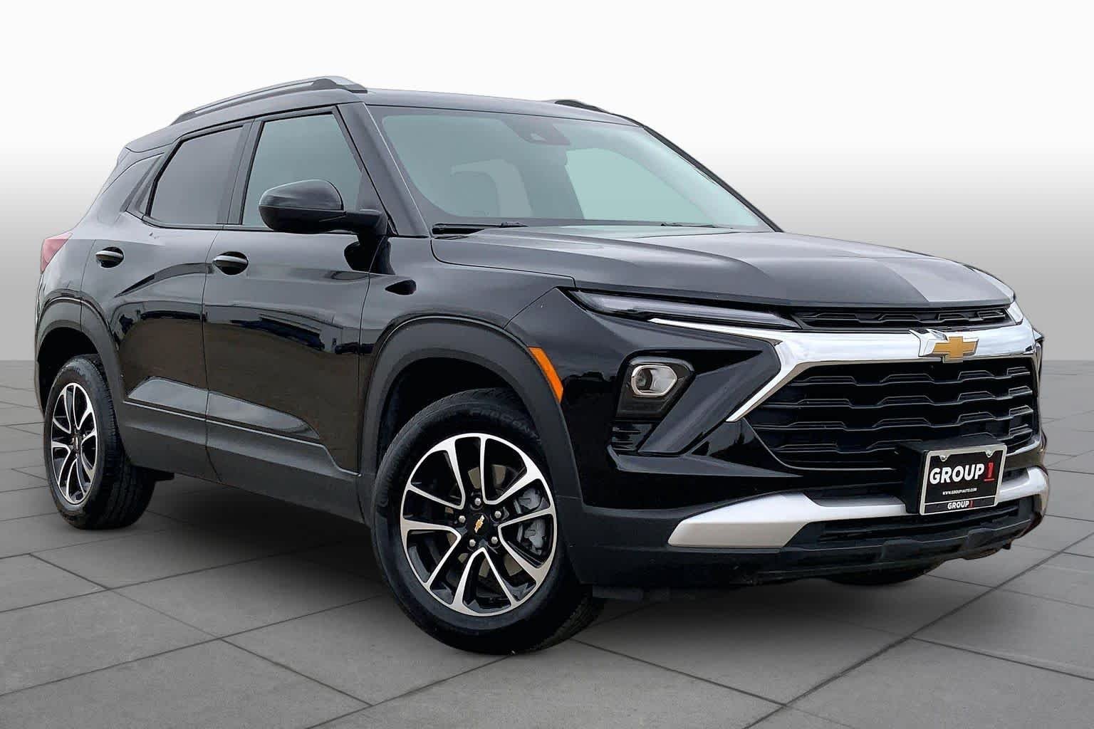 Used 2025 Mosaic Black Metallic Chevrolet LT image 3