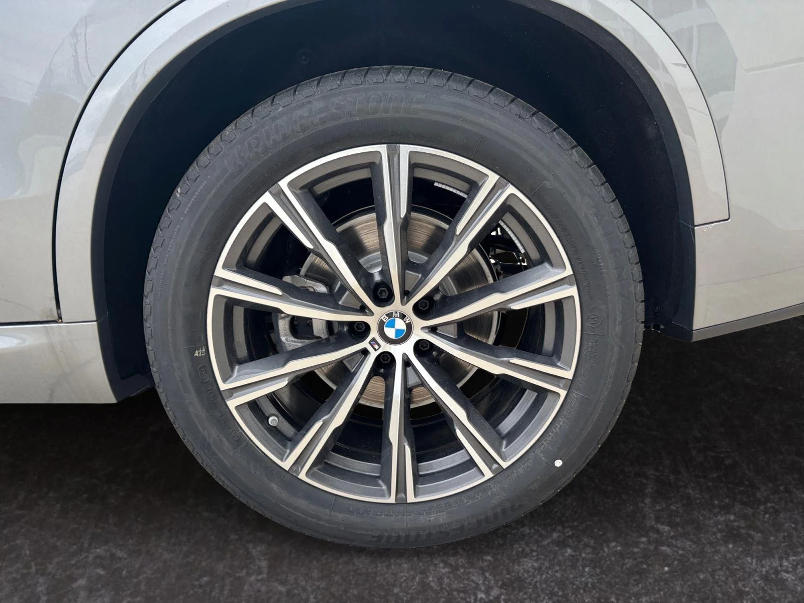 Used 2026 Skyscraper Grey Metallic BMW xDrive40i image 29
