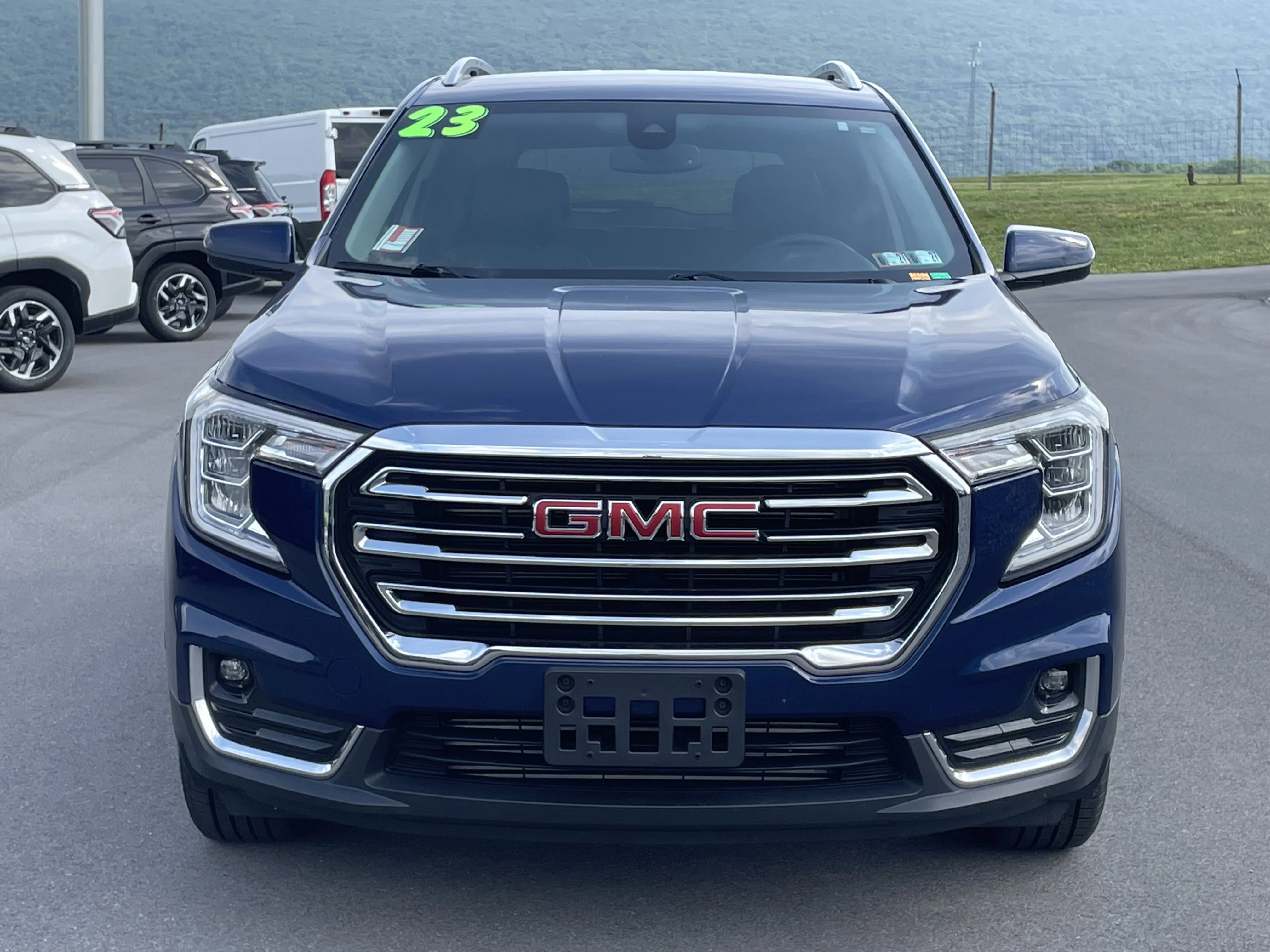 Used 2023 Marine Metallic GMC SLT image 9