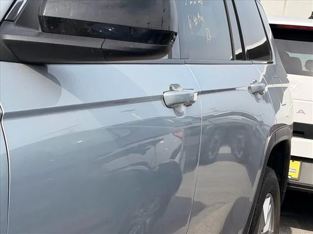 Used 2022 Silver Jeep Laredo image 7