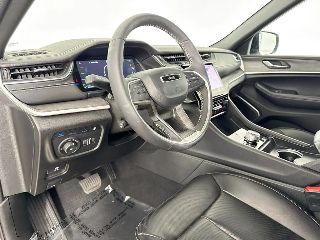 Used 2024 Silver Jeep 4xe image 9
