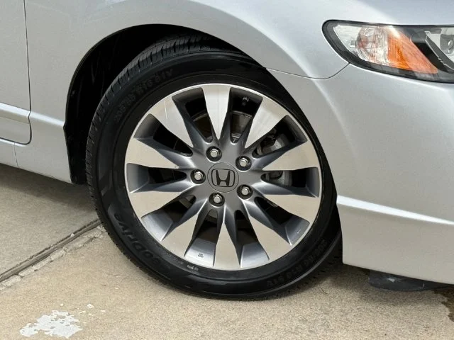 Used 2009 Alabaster Silver Metallic Honda EX-L image 2